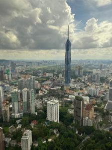 vistas a una ciudad con un rascacielos alto en The Suites at Times Square KL, en Kuala Lumpur