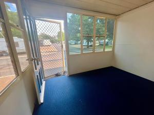 um quarto vazio com uma porta e uma janela em West View Caravanpark em Dubbo
