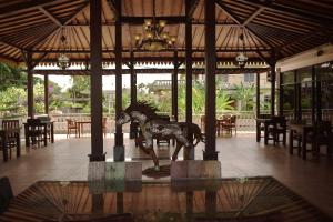 een standbeeld van een paard in het midden van een restaurant bij Puri Lovina in Lovina