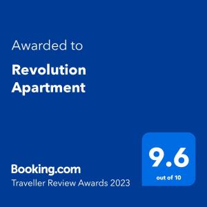 un signe de nomination pour la révision des myrtilles avec le texte attribué à la nomination pour la révision; dans l'établissement Revolution Apartment, à Timişoara