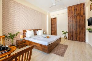 een slaapkamer met een groot bed in een kamer bij Homlee - Hill View Apartment Luxury in Rishīkesh