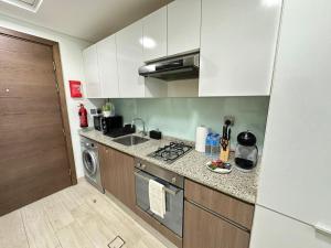 Kuchyň nebo kuchyňský kout v ubytování EasyGo - Azizi Aliyah Studio