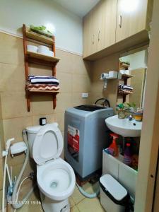 La salle de bains est pourvue de toilettes et d'un lavabo. dans l'établissement Condo by Bambie near NAIA airport, à Manille