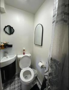 Ein Badezimmer in der Unterkunft Petite Guesthouse with Kitchenette and Private Bathroom