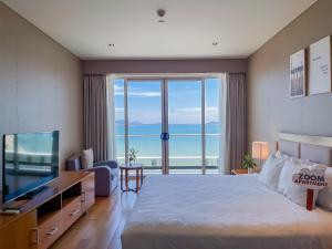 Giường trong phòng chung tại Luxury Seaview Apartments managed by Anh