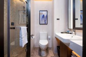 Bilik mandi di Hampton by Hilton Beijing West Railway Station Lize Business District