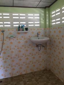 a bathroom with a sink in a room at The Orange House Thailand - Baan P'Nae Homestay in Ban Khlong Bang Khrok