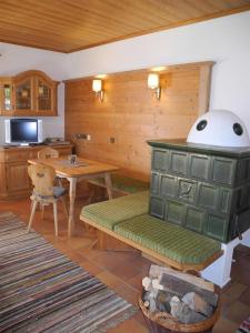 - un salon avec une table et une cuisinière dans l'établissement Appartement Bichler Rosi, à Söll