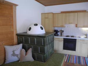 une cuisine avec une table et un casque blanc au-dessus dans l'établissement Appartement Bichler Rosi, à Söll