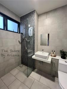W łazience znajduje się prysznic i umywalka. w obiekcie The Shore Kota Kinabalu by Ariana w mieście Kota Kinabalu