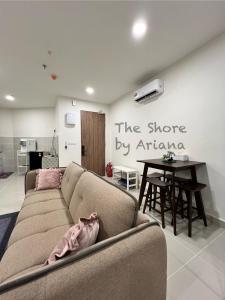 uma sala de estar com um sofá e uma mesa em The Shore Kota Kinabalu by Ariana em Kota Kinabalu