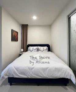 um quarto com uma cama junto ao átrio em The Shore Kota Kinabalu by Ariana em Kota Kinabalu