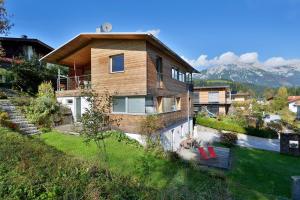 瑟尔Bichler Katrin, Ferienwohnung的山上的房子，背景是群山