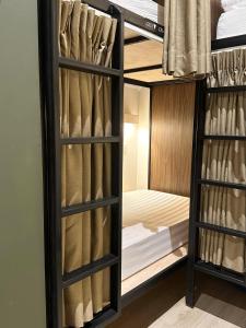 Letto o letti in una camera di Jiran Hostel Kota Kinabalu