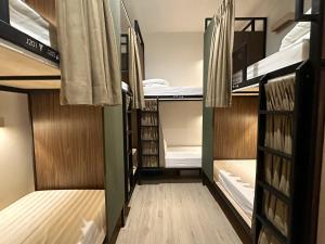 Letto o letti in una camera di Jiran Hostel Kota Kinabalu