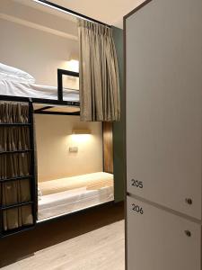 Letto o letti in una camera di Jiran Hostel Kota Kinabalu