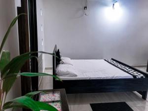 מיטה או מיטות בחדר ב-New White House Ratnapura