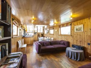 - un salon avec un canapé et une table dans l'établissement Cushy Boat in Merkem with Terrace, à Drie Grachten
