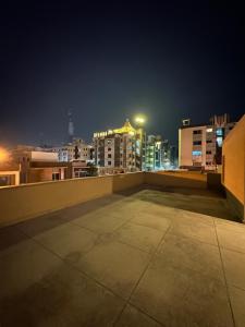Blick auf eine Stadt in der Nacht von einer Dachterrasse in der Unterkunft Cielo in Islamabad
