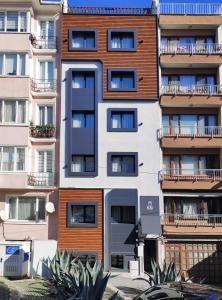 um edifício de apartamentos com varandas ao lado em Super Stylish Studio & Bosphorus View in Ortaköy-8 em Istambul