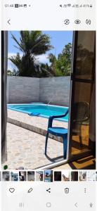 une photo d'une piscine avec une chaise à côté dans l'établissement Casa com piscina na ilha de itaparica, à Vera Cruz de Itaparica