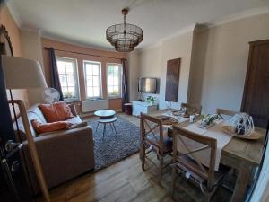 uma sala de estar com um sofá e uma mesa em La source de notre Manon 