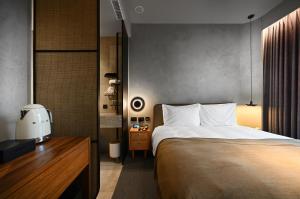 a bedroom with a large bed and a table with a blender at 歸璞泊旅 Hotel Beore in Yuchi