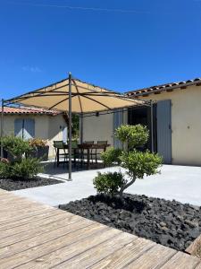Patio nebo venkovní prostory v ubytování Gîte Crest, avec terrasse et piscine. + 14 fotografií