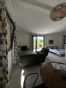 TV a/nebo společenská místnost v ubytování Gîte Crest, avec terrasse et piscine.
