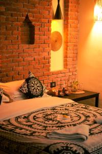 Una cama o camas en una habitación de Sapana Village Lodge