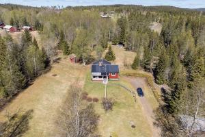 una vista aérea de una casa en medio de un campo en Stuga Näsberget en Malung