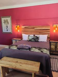 伊麗莎白港的住宿－@47 Galpin，一间卧室配有一张大床和木制床头板