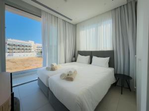 Un pat sau paturi într-o cameră la City Napa Seaview Villas - Villa 7 +55 fotografii