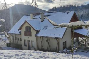 una casa con nieve en el techo en Willa Trzcińsko, en Trzcińsko