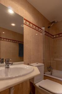 Un baño con lavabo, inodoro y bañera. en AH Delux3Rooms Campus Milán VUT6519AS, en Oviedo