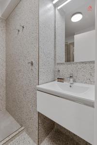 a bathroom with a sink and a mirror at Apartament Opera Residence - Cismigiu, Eroilor, Free Private Parking in Bucharest +29 photos