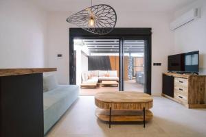 Zona d'estar a Summer Cosy - Villa 2 chambres avec piscine chauffée et jacuzzi intégré idéalement située Chemin Summer