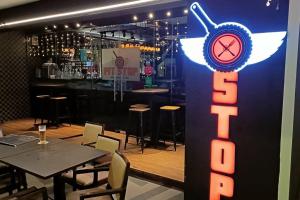 un bar con tavolo e un cartello con la parola spezia di Cozy Flexus Signature Netflix, Pool and Privacy a Kuala Lumpur