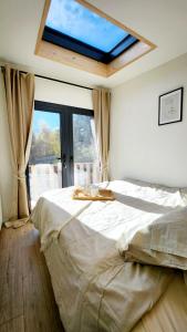una camera da letto con un letto grande con una grande finestra di Alptime Tiny Lodge a Fügenberg