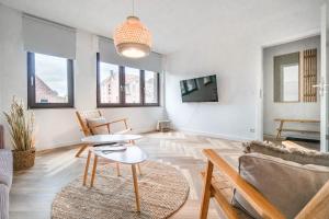 sala de estar con sofá y mesa en - NICE & CALM - Perfect for Families, Friends, Couples en Wesel