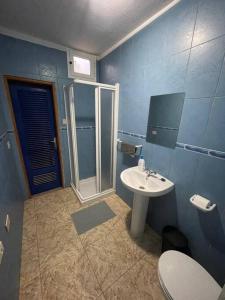 een blauwe badkamer met een toilet en een wastafel bij Casa Bora Bora in Costa Teguise