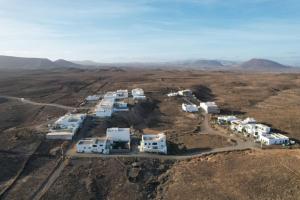 Vue aérienne d'un terrain de camping dans le désert dans l'établissement Casa Bora Bora, à Costa Teguise