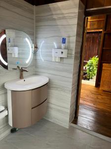 bagno con lavandino e specchio di Cat Tien River Lodge a Cat Tien