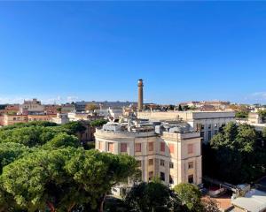 een uitzicht op een stad met een hoog gebouw bij Policlinico Apartment in Rome