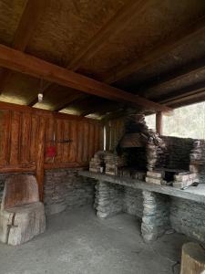 une chambre avec une cheminée en pierre dans une cabine dans l'établissement Intre Barse, à Zărneşti