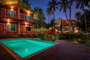 een huis met een zwembad voor een huis bij Elite Inn Cholai Lake View Resort in Taingapatam