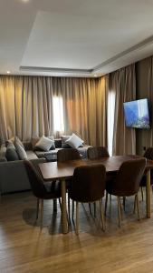Dominium Residence في أغادير: غرفة معيشة مع أريكة وطاولة