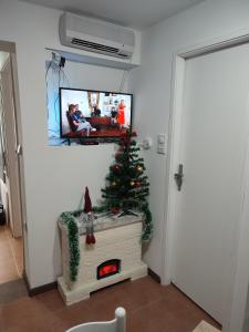 ein Wohnzimmer mit einem Weihnachtsbaum und einem TV in der Unterkunft Apartman Gradina Zlatibor in Zlatibor