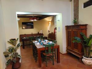 - une salle à manger avec une table et des chaises dans l'établissement Residenza Sant'Andrea, à Campobasso