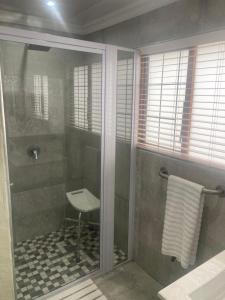 ein Bad mit einer Dusche, einem Waschbecken und einem WC in der Unterkunft Tinroofs Cottage in Kelso